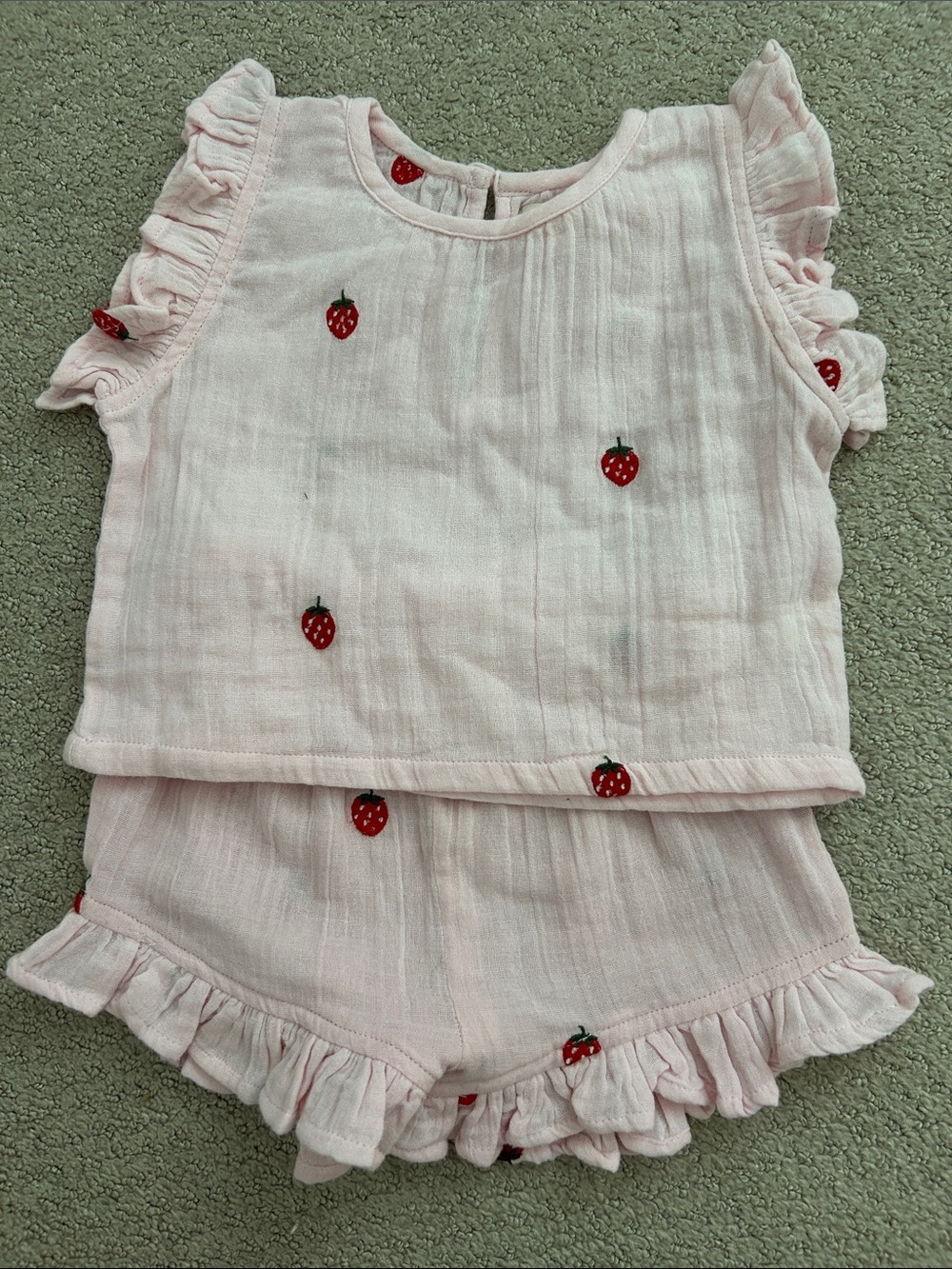 NWOT Pink Chicken Roey Set in strawberries